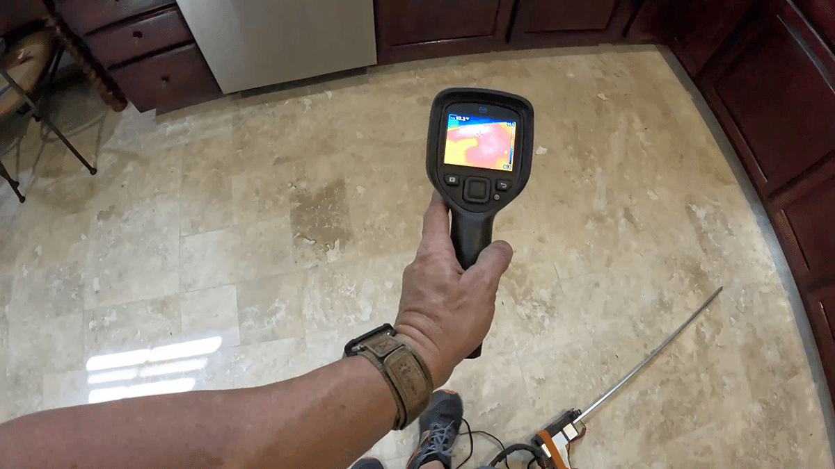 Leak detector using a thermal imaging camera